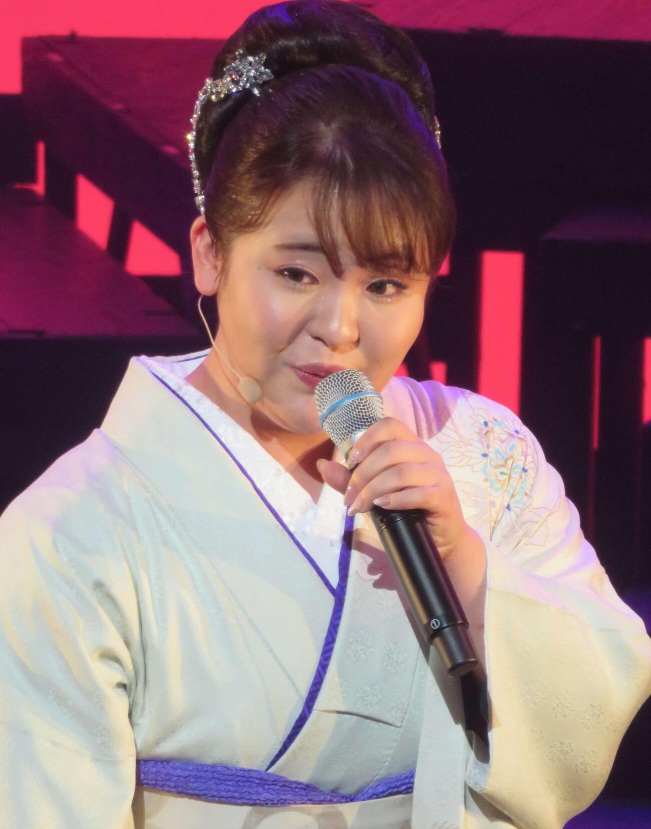 歌芝居コンサートを行った朝花美穂