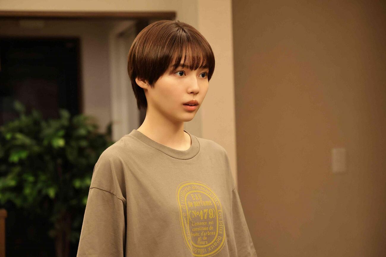 女子高生の日下はるを演じる秋田汐梨
