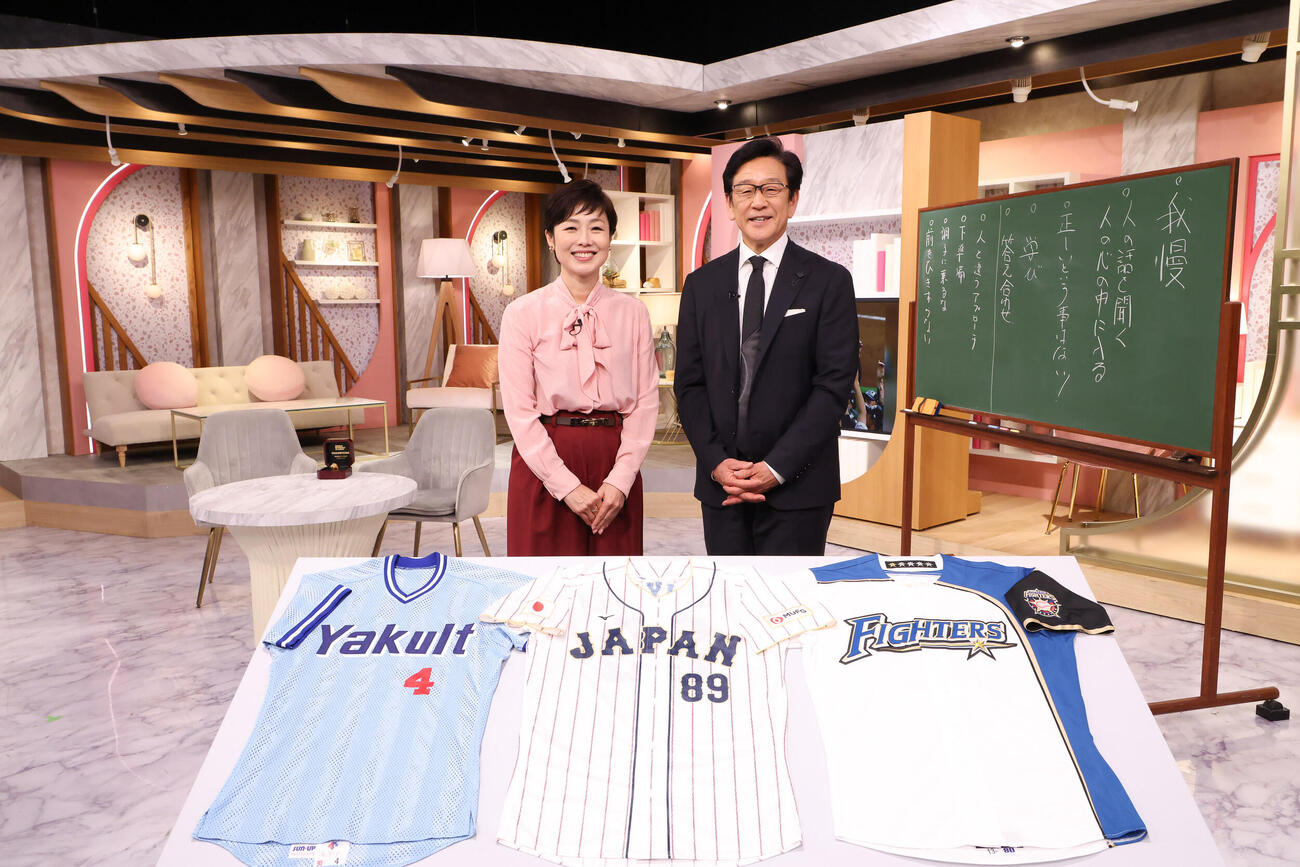 MCの有働由美子（左）と深掘りインタビュー企画『レジェンド＆スター』第9弾のゲスト栗山英樹氏
