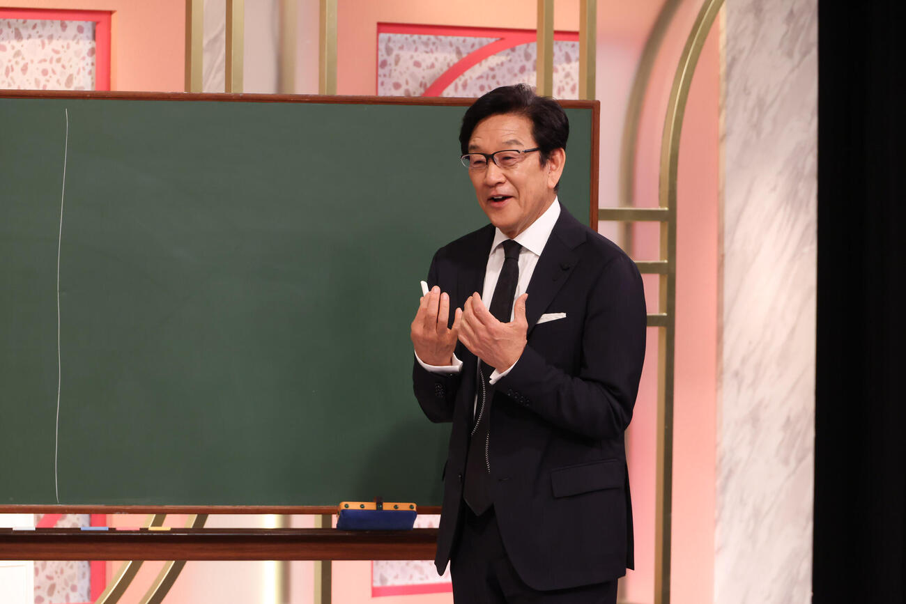 用意された黒板を使って話す栗山英樹氏