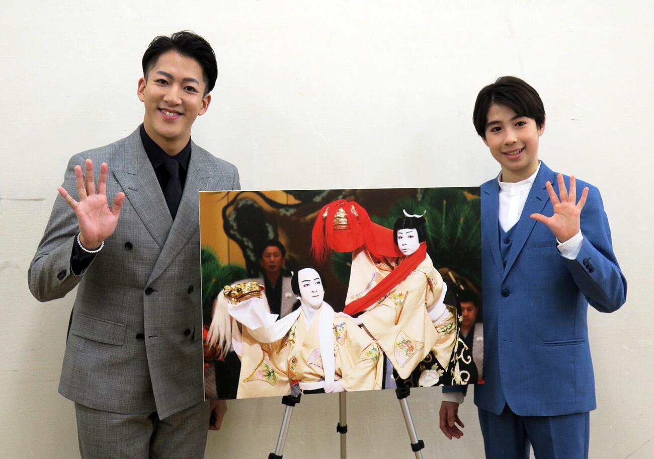 歌舞伎座四月大歌舞伎「連獅子」取材会で。左から、尾上右近、尾上眞秀