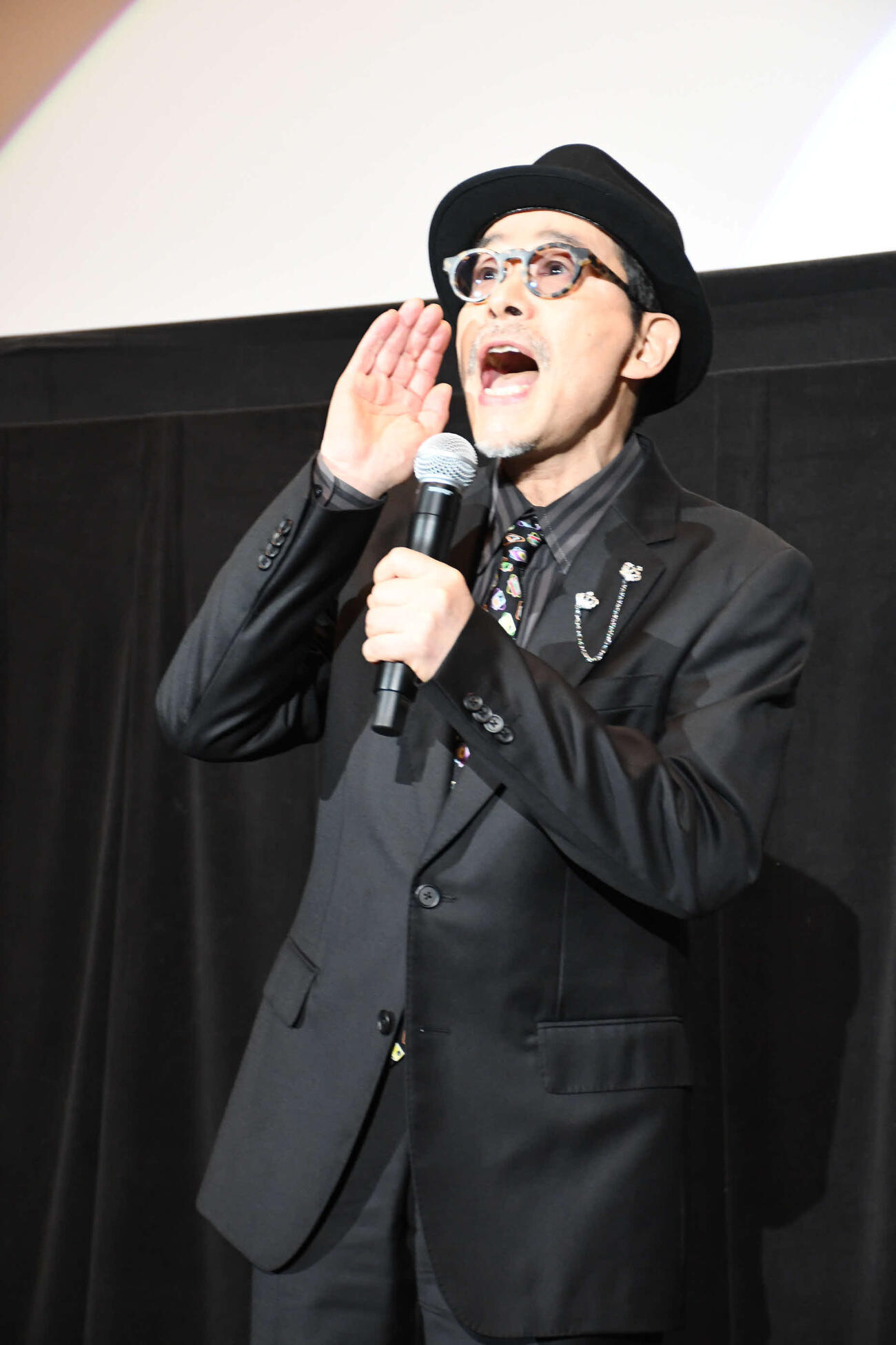 映画「ストリート・キングダム　自分の音を鳴らせ。」の舞台あいさつでおどける田口トモロヲ監督（撮影・阪口孝志）