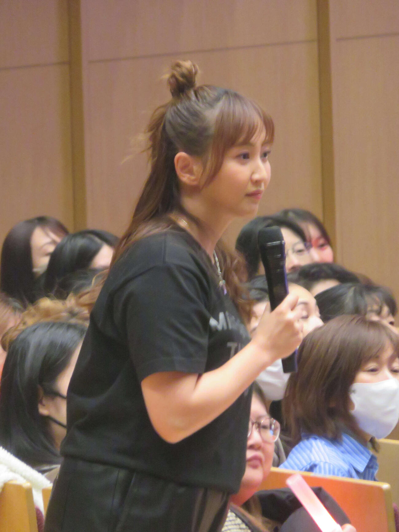 藤本美貴誕生日トーク＆ライブで客席を回る藤本美貴（撮影・川田和博）