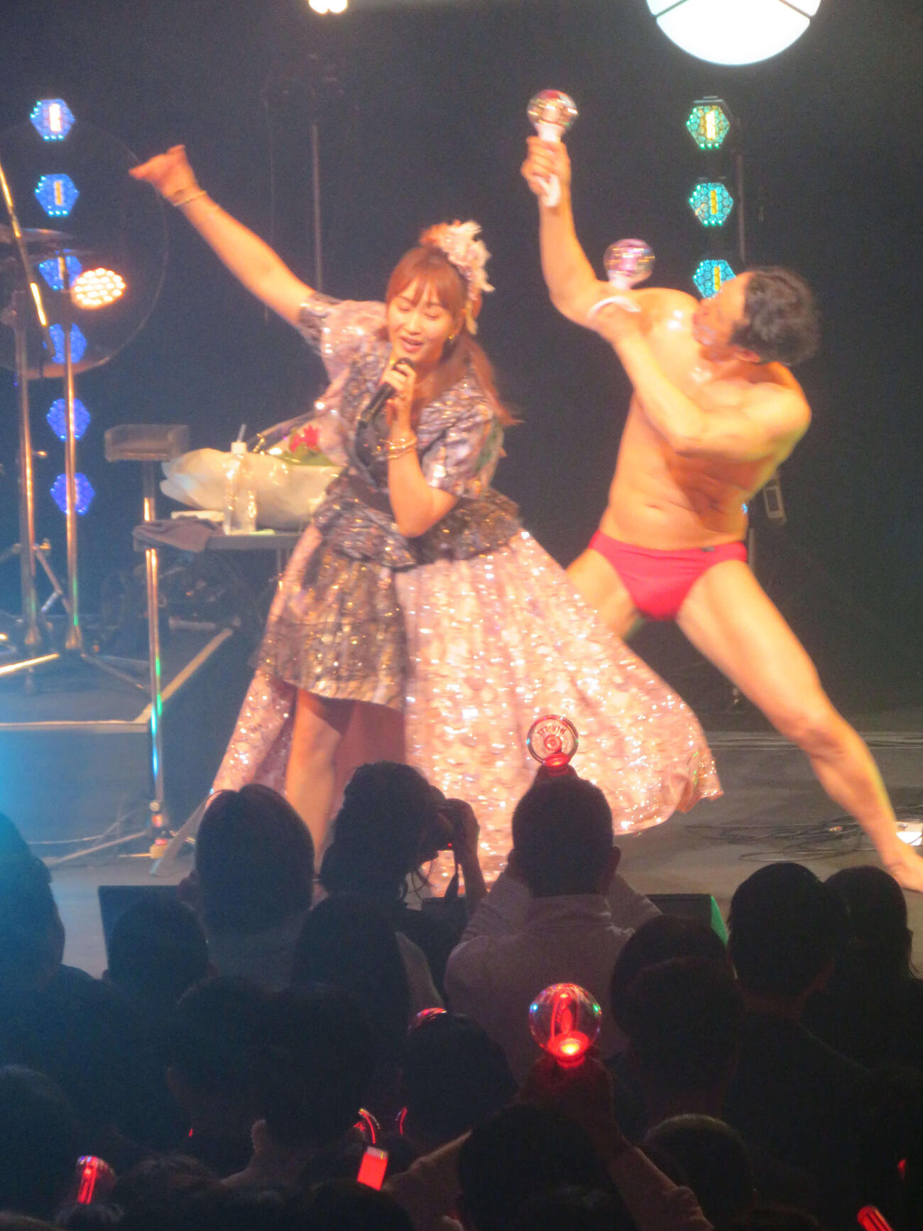 藤本美貴誕生日トーク＆ライブにサプライズ登場した庄司智春（右をバックに歌う藤本美貴（撮影・川田和博）