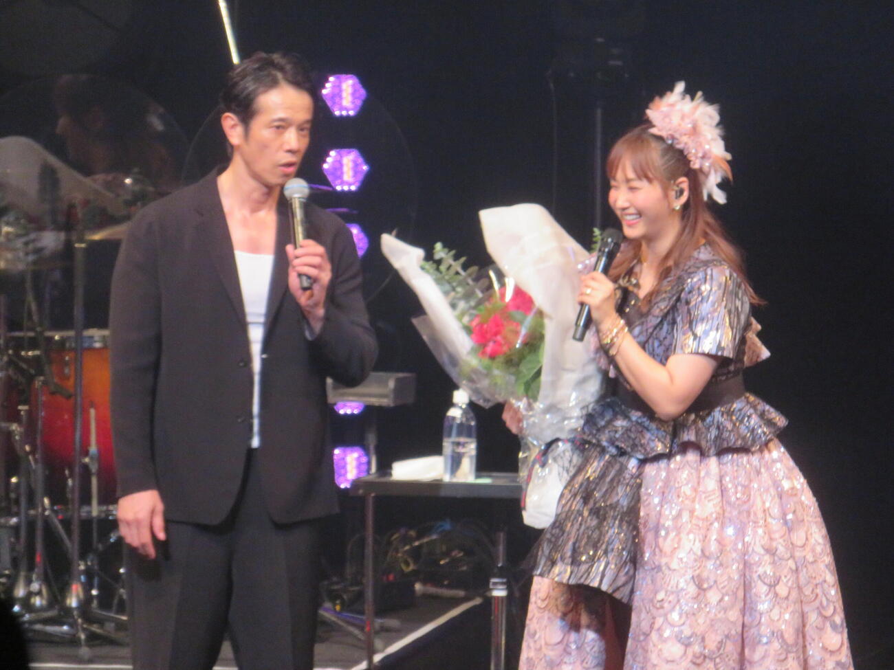 藤本美貴誕生日トーク＆ライブにサプライズ登場した庄司智春（左）と藤本美貴（撮影・川田和博）