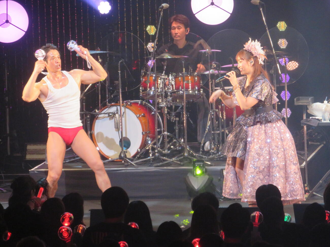 藤本美貴誕生日トーク＆ライブにサプライズ登場した庄司智春（左）と歌う藤本美貴（撮影・川田和博）