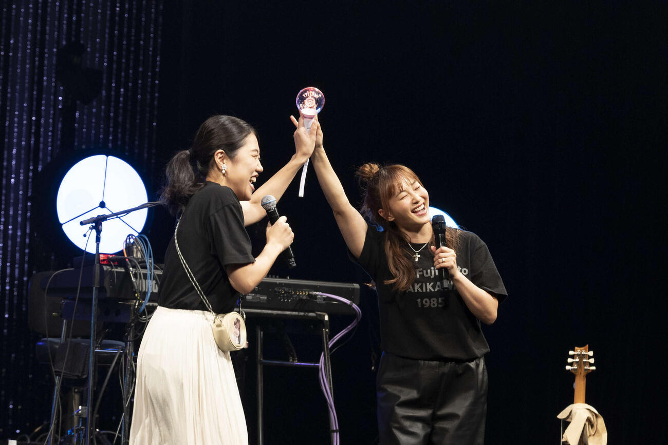 藤本美貴誕生日トーク＆ライブを行った藤本美貴（右）ゲスト出演した横澤夏子（C）キセキミチコ