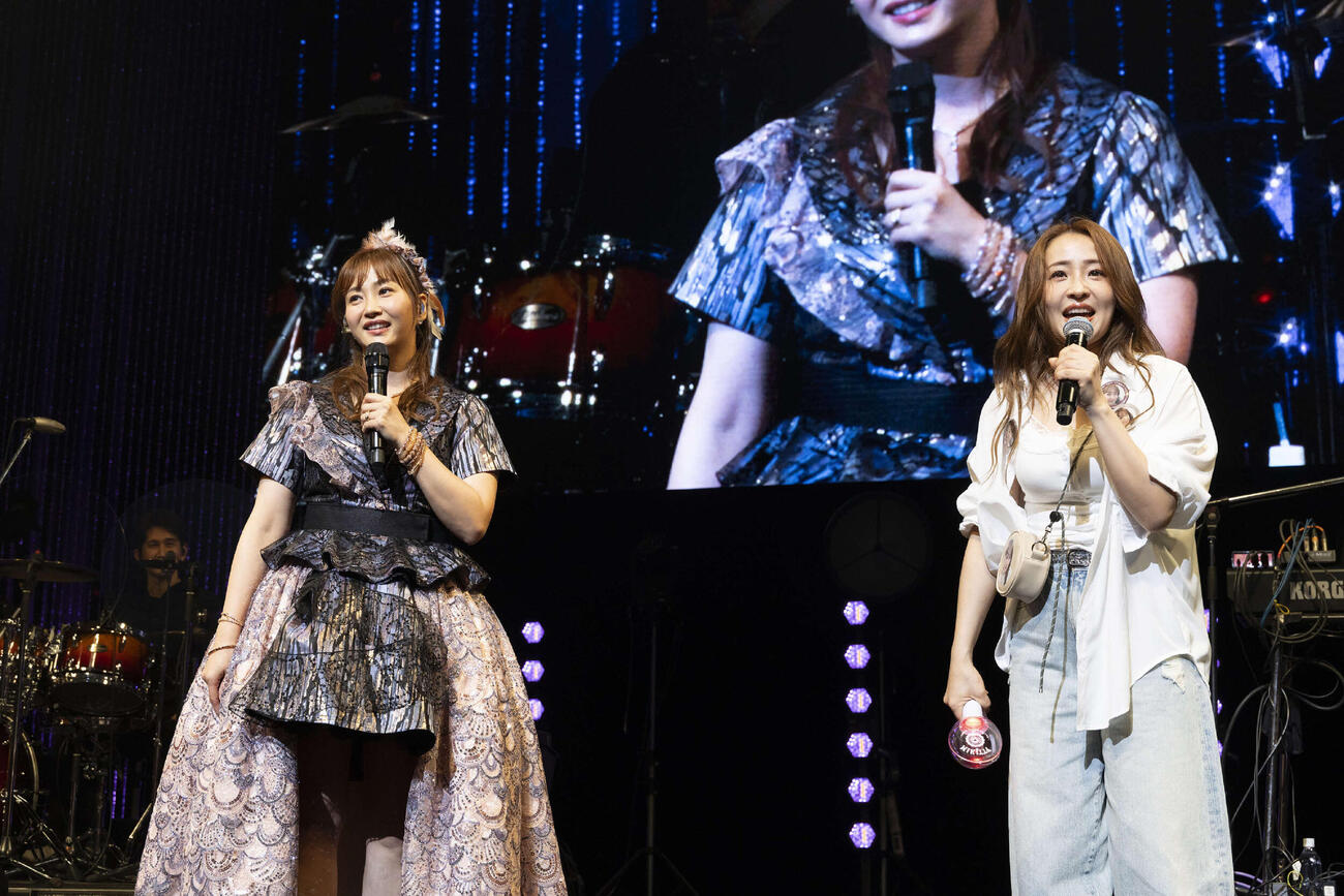 藤本美貴誕生日トーク＆ライブを行った藤本美貴（左）とゲスト出演した大沢あかね（C）キセキミチコ