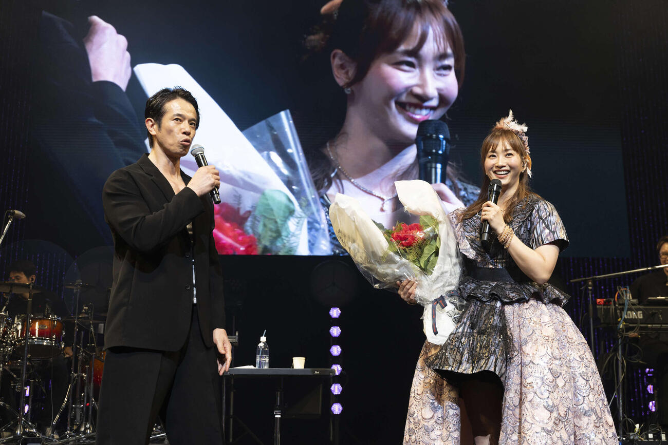 藤本美貴誕生日トーク＆ライブを行った藤本美貴（右）とサプライズで登場した庄司智春（C）キセキミチコ