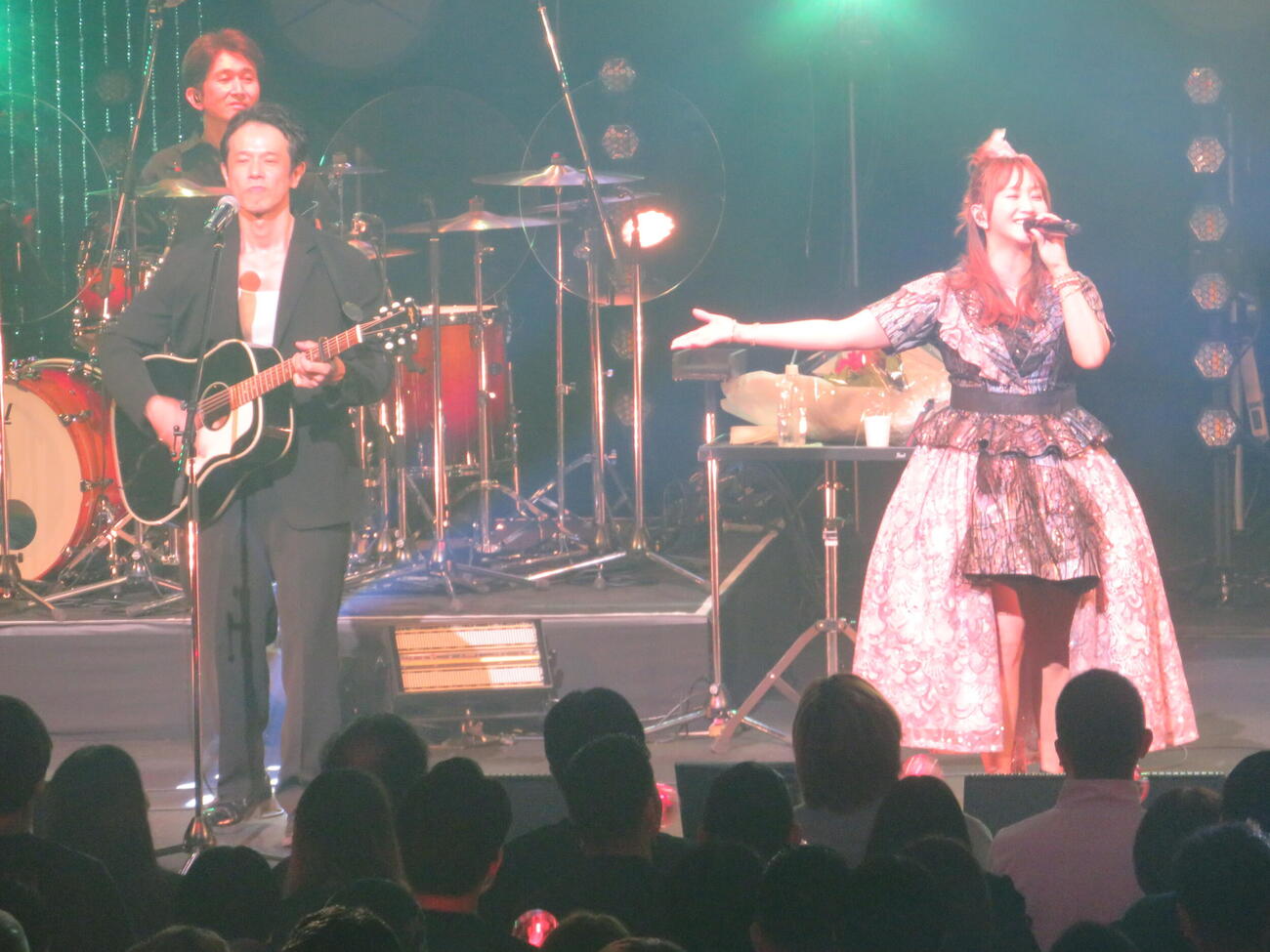 藤本美貴誕生日トーク＆ライブを行った藤本美貴（右）とギターを披露する庄司智春（撮影・川田和博）