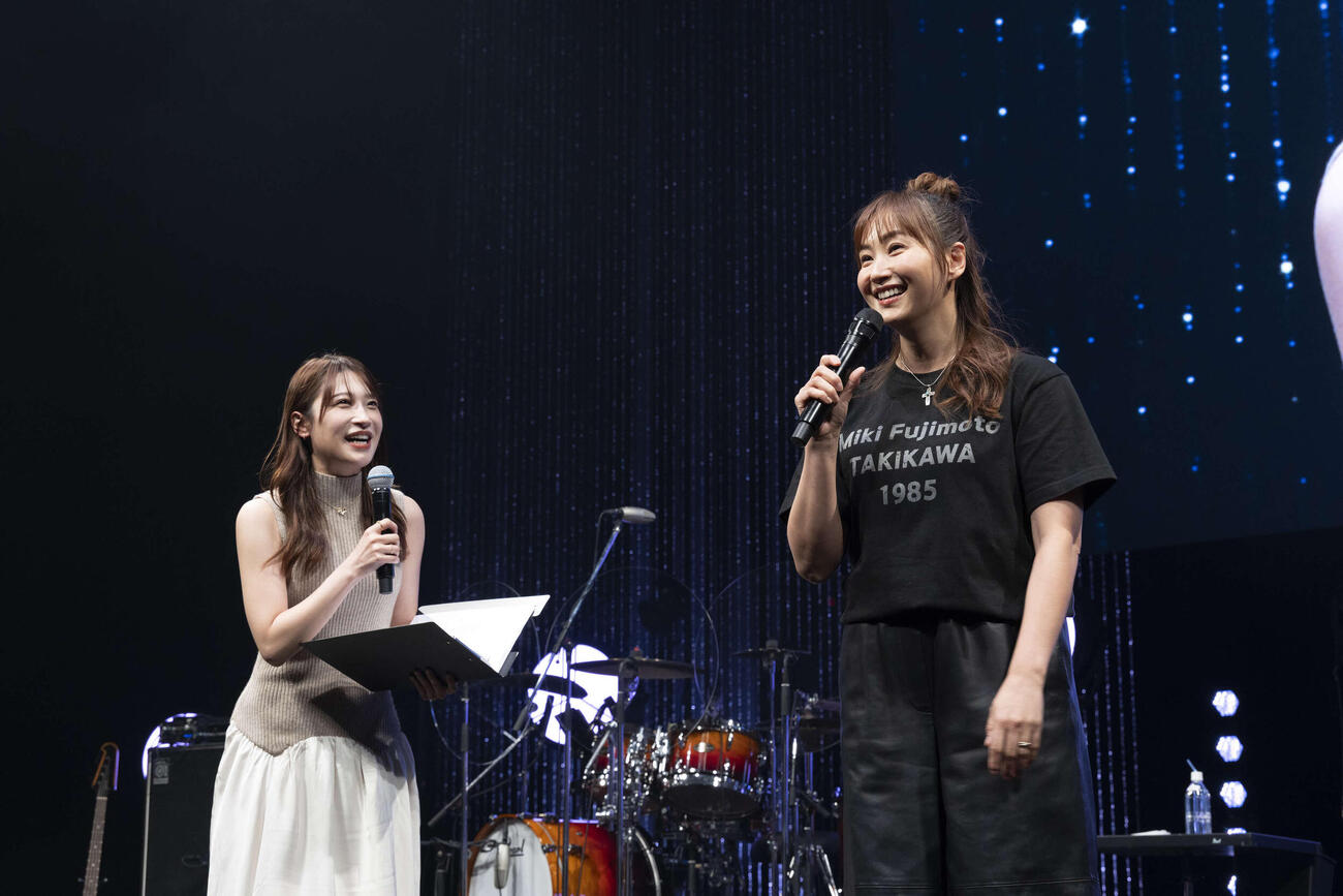 藤本美貴誕生日トーク＆ライブを行った藤本美貴（右）とMC担当二瓶有加（C）キセキミチコ