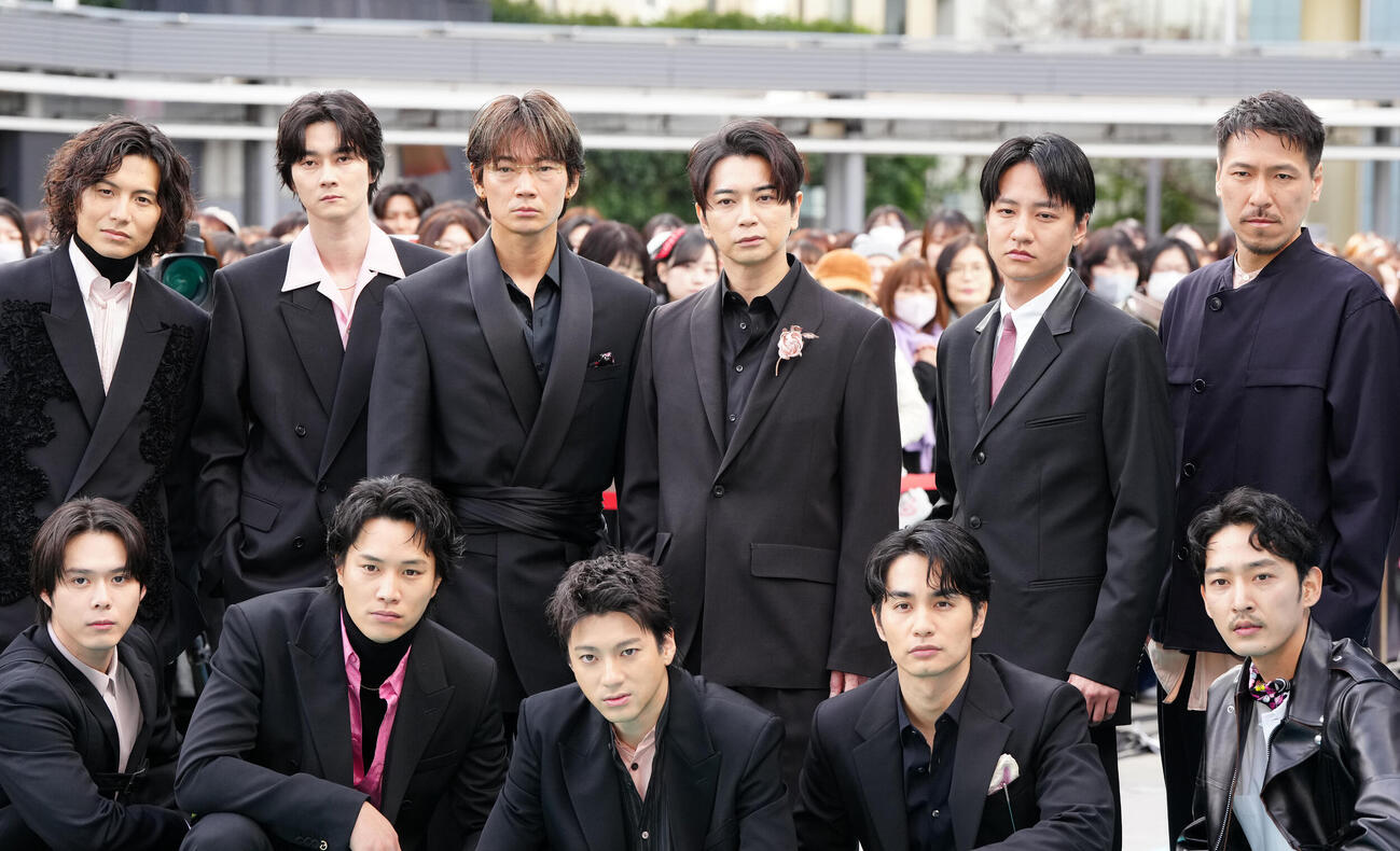 「ちるらん　新撰組鎮魂歌」制作発表イベントで写真に納まる松本潤（後列左から4人目）ら。同左から宮﨑秋人、柳俊太郎、綾野剛、1人おいて藤原季節、岩永ひひお、前列左から細田佳央太、鈴木伸之、山田裕貴、中村蒼、上杉柊平（撮影・江口和貴）