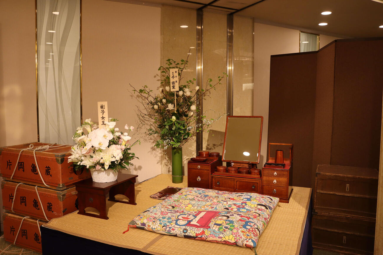 片岡亀蔵さんお別れの会で展示された鏡台