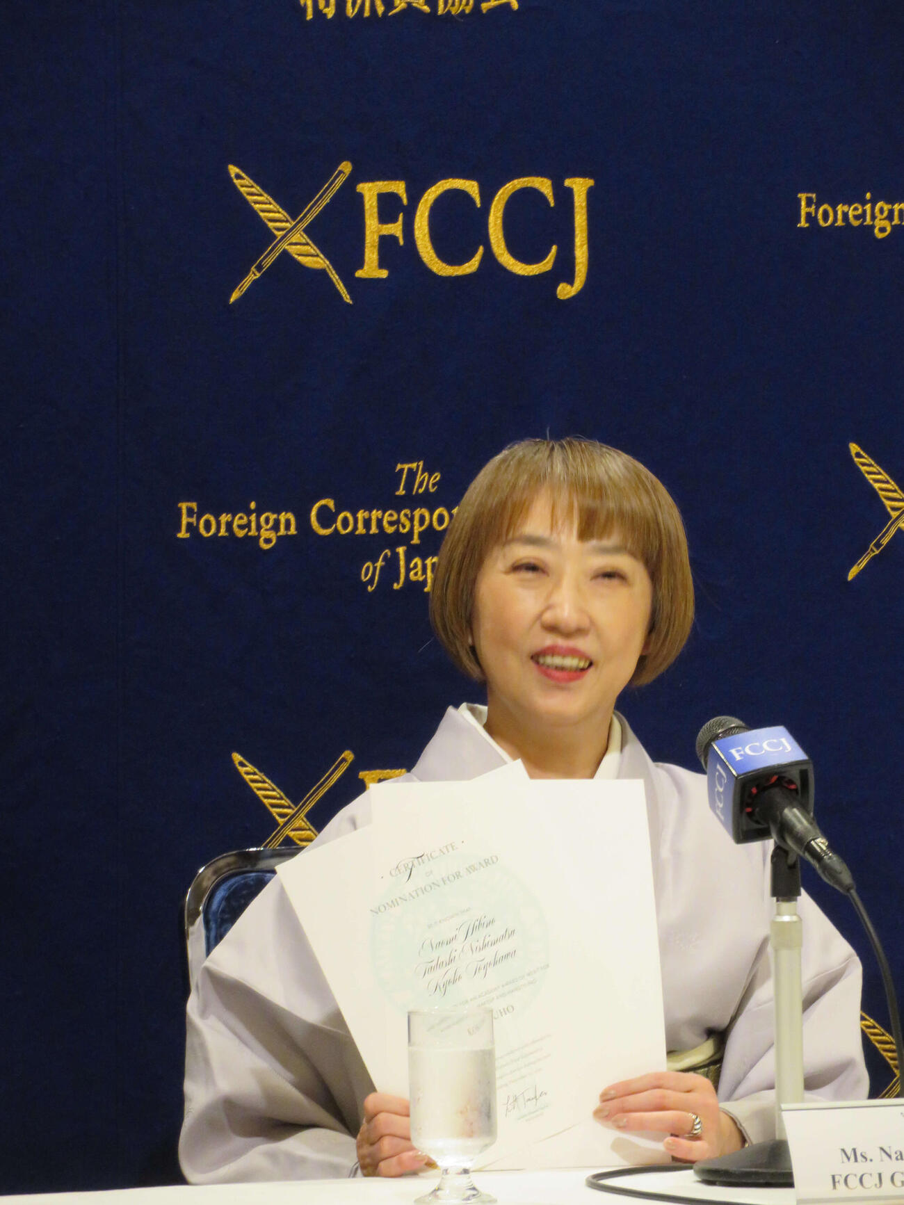 日本外国特派員協会で会見を開き、米アカデミー賞にノミネートされた書面を見せる「国宝」の日比野直美氏（撮影・村上幸将）