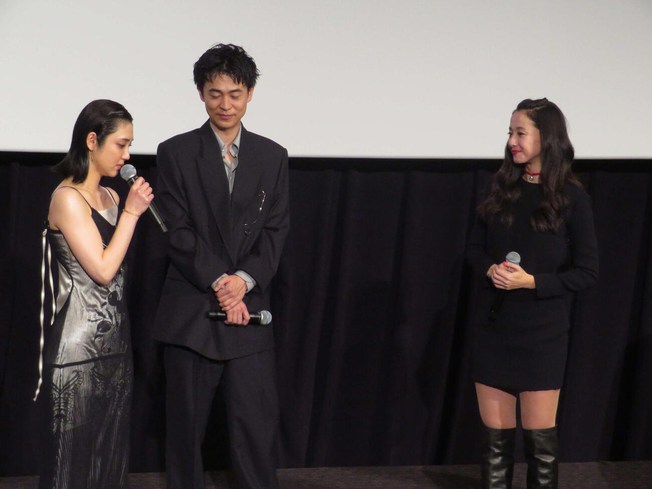 映画「＃拡散」初日舞台あいさつに登壇した沢尻エリカに想いを伝える山谷花純（左）