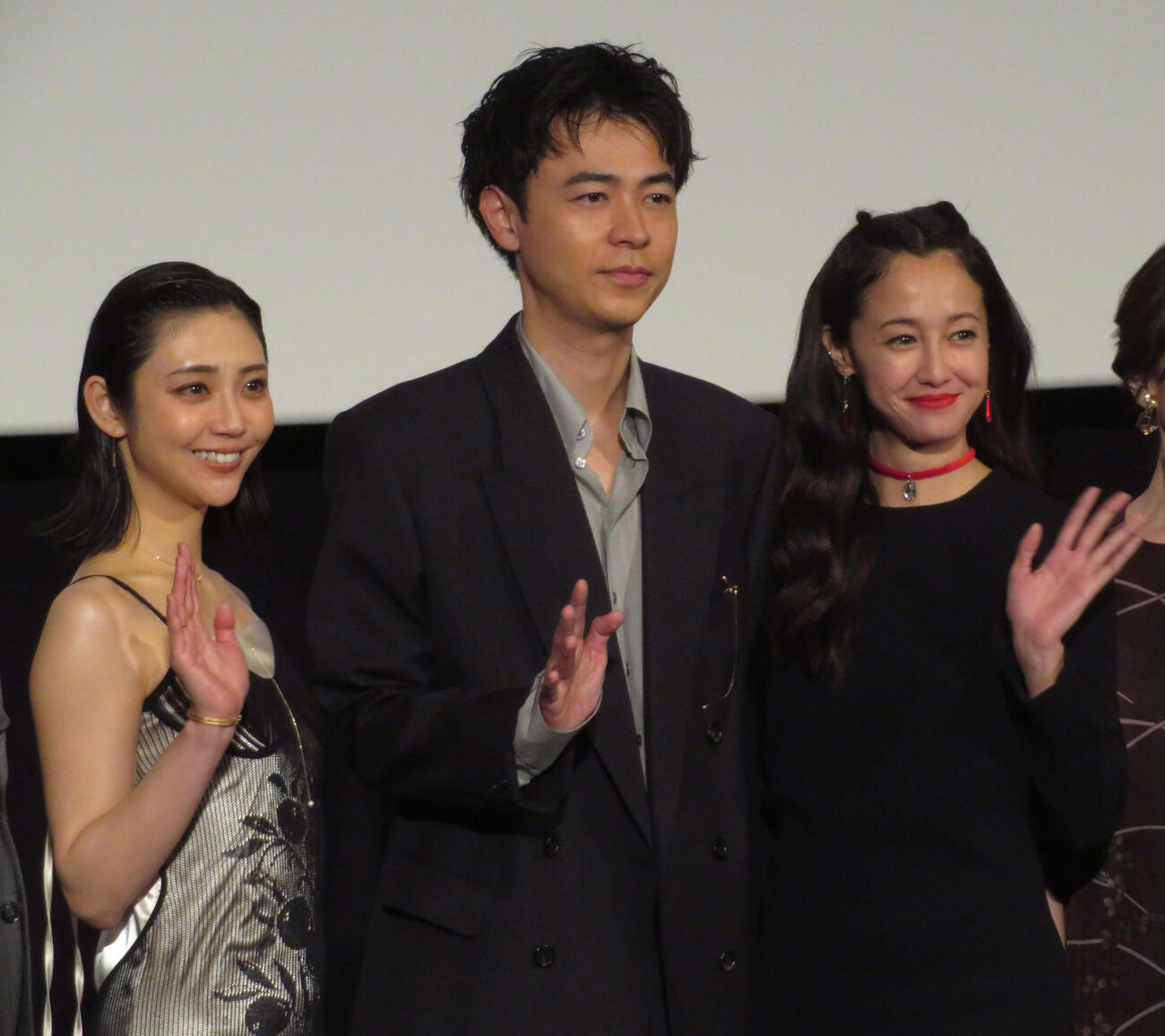 映画「＃拡散」初日舞台あいさつに登壇した、（左から）山谷花純、成田凌、沢尻エリカ