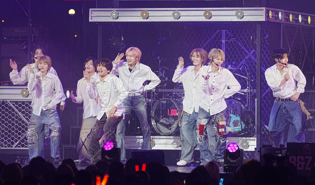「B＆ZAIライブツアー2026－ROCK’N’DOL－」東京公演で熱唱するB＆ZAIのメンバーたち（撮影・小沢裕）
