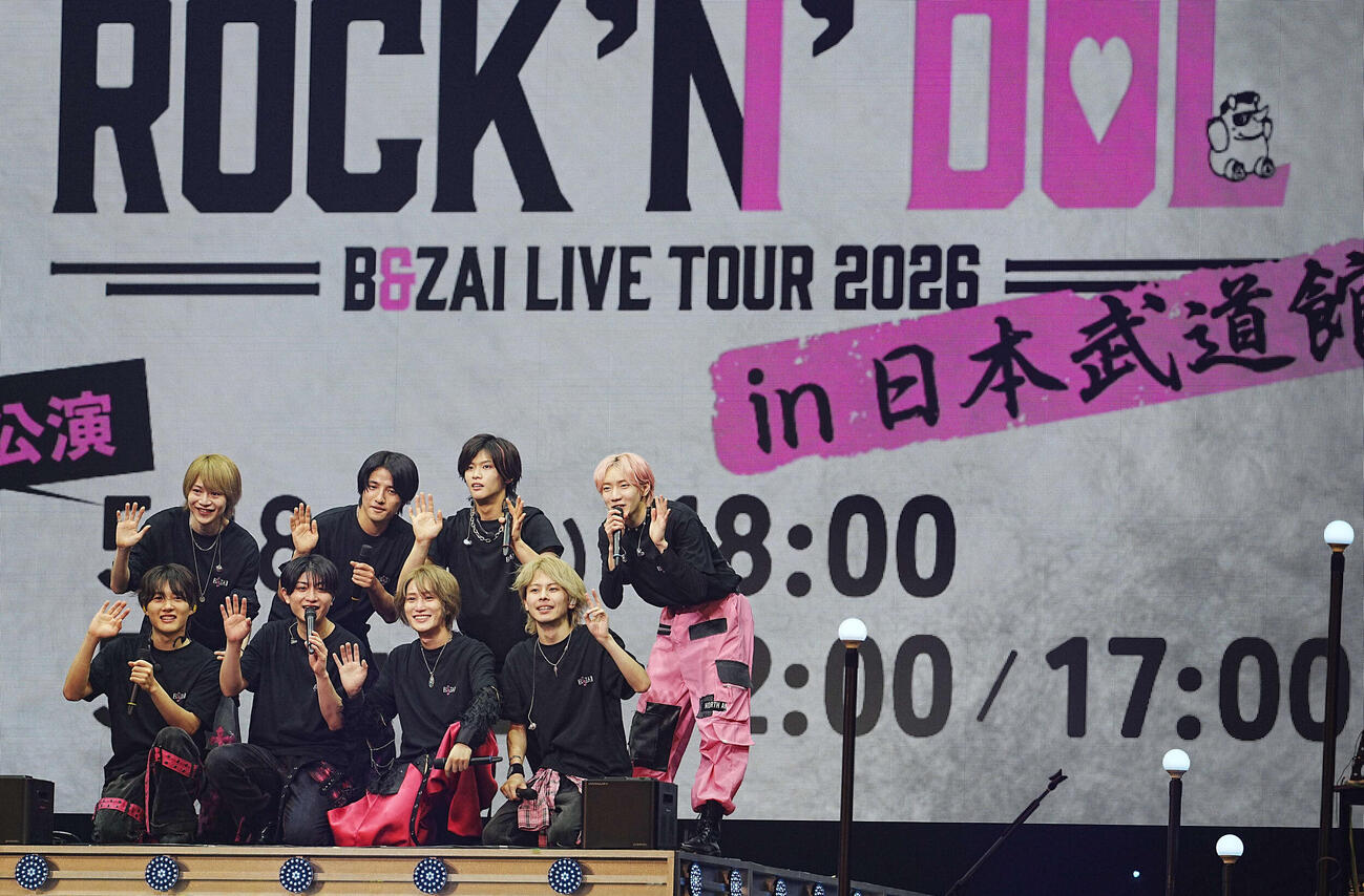 「B＆ZAIライブツアー2026－ROCK’N’DOL－」東京公演でサプライズ発表された日本武道館公演を告知するビジョンを背に記念撮影するB＆ZAIのメンバーたち（撮影・小沢裕）