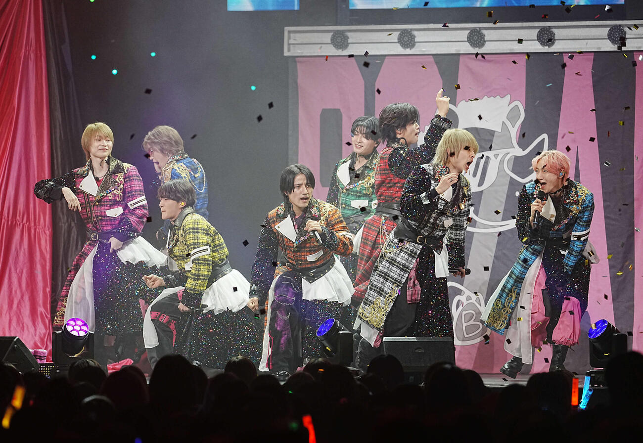 「B＆ZAIライブツアー2026－ROCK’N’DOL－」東京公演に臨むB＆ZAIの、左から今野大輝、橋本涼、稲葉通陽、鈴木悠仁、本髙克樹、菅田琳寧、矢花黎、川﨑星輝（撮影・小沢裕）