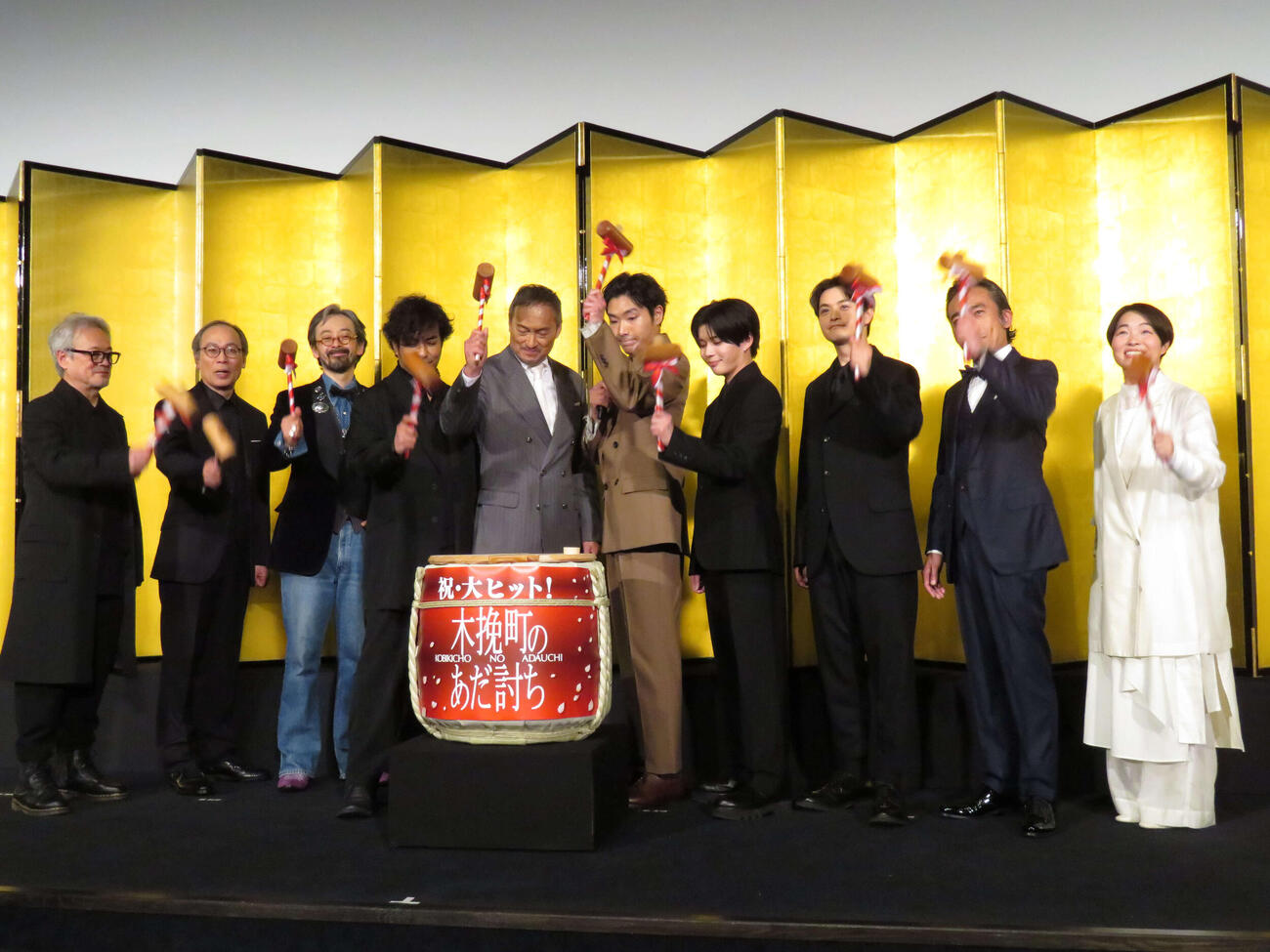 映画「木挽町のあだ討ち」初日舞台あいさつに登壇した、左から源孝志監督、正名僕蔵、滝藤賢一、北村一輝、渡辺謙、柄本佑、長尾謙杜、瀬戸康史、高橋和也、イモトアヤコ（撮影・村上幸将）