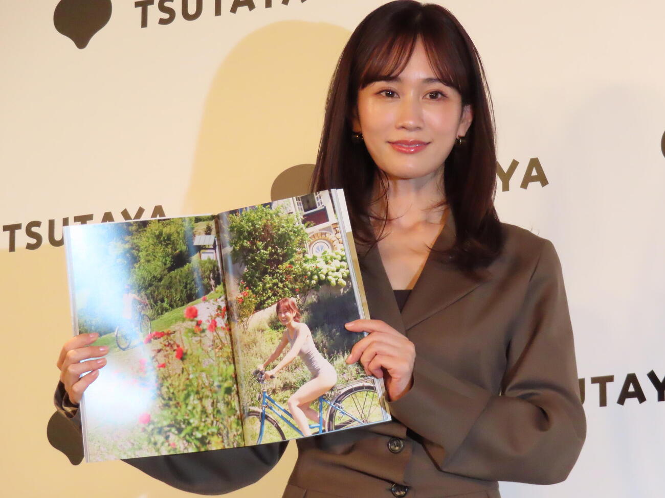 写真集「Beste」の発売記念会見でお気に入りのページを開く前田敦子