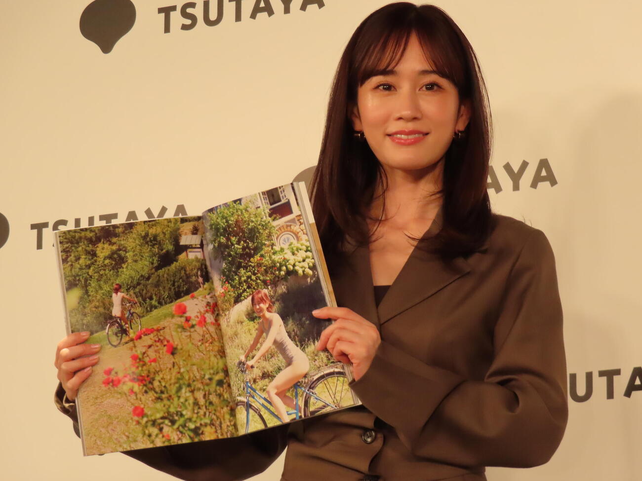 写真集「Beste」の発売記念会見でお気に入りのページを開く前田敦子