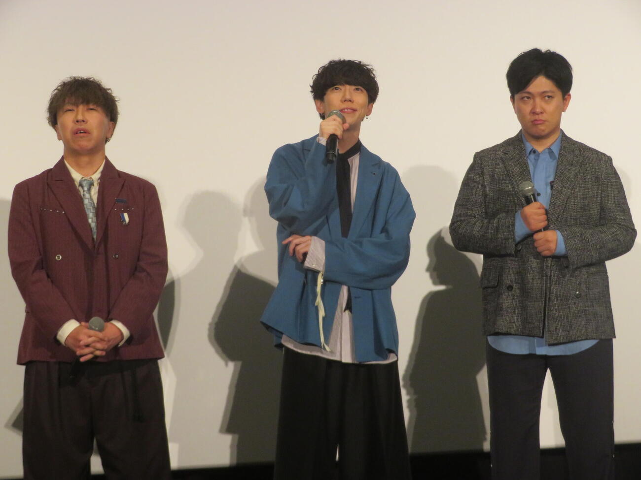 「映画ドラえもん　新・のび太の海底鬼岩島」公開記念舞台あいさつに出席したsumika。左から荒井智之、片岡健太、小川貴之（撮影・川田和博）