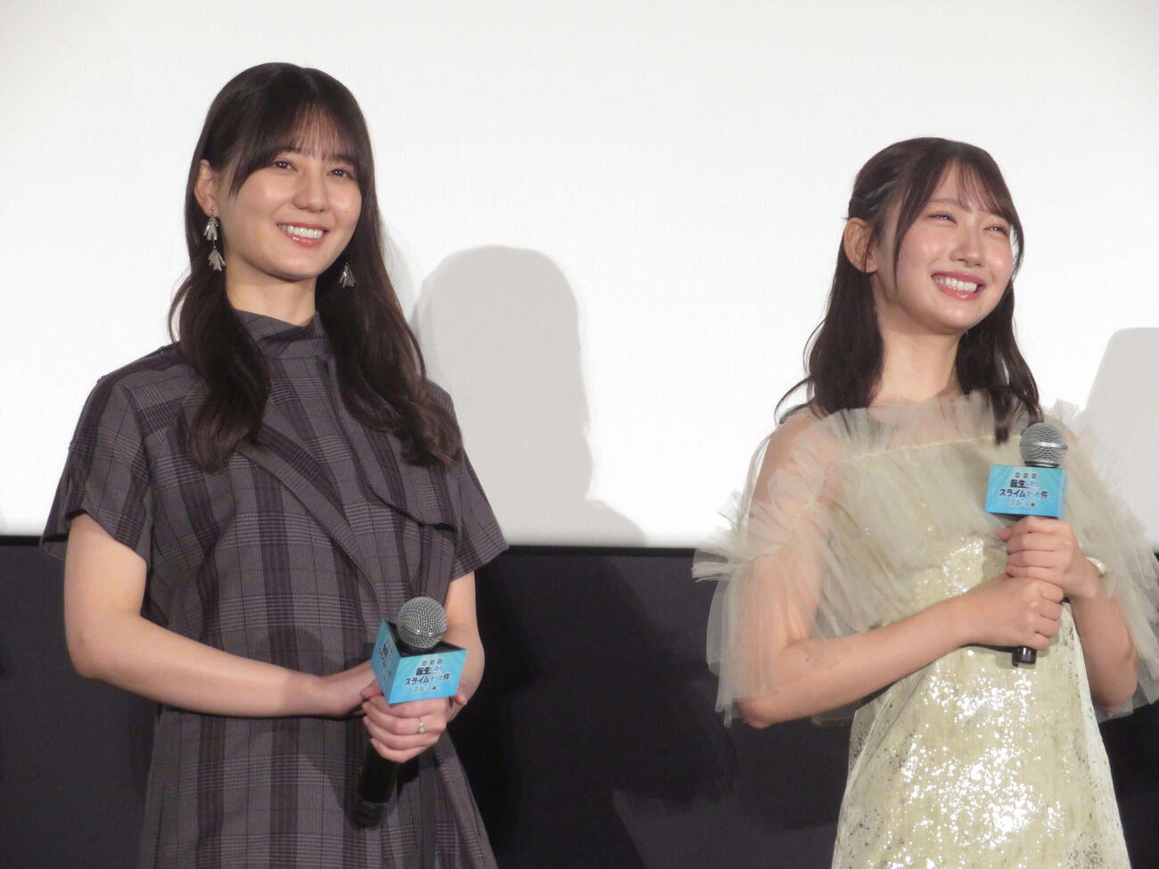 「劇場版　転生したらスライムだった件　蒼海の涙編」公開記念舞台あいさつに登壇した日向坂46の小坂菜緒（左）と藤嶌果歩