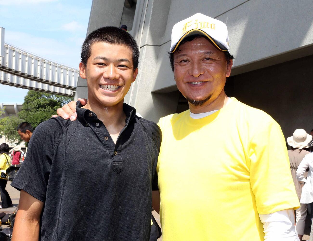 13年7月、父高城靖雄さんと肩を組む新浜レオン
