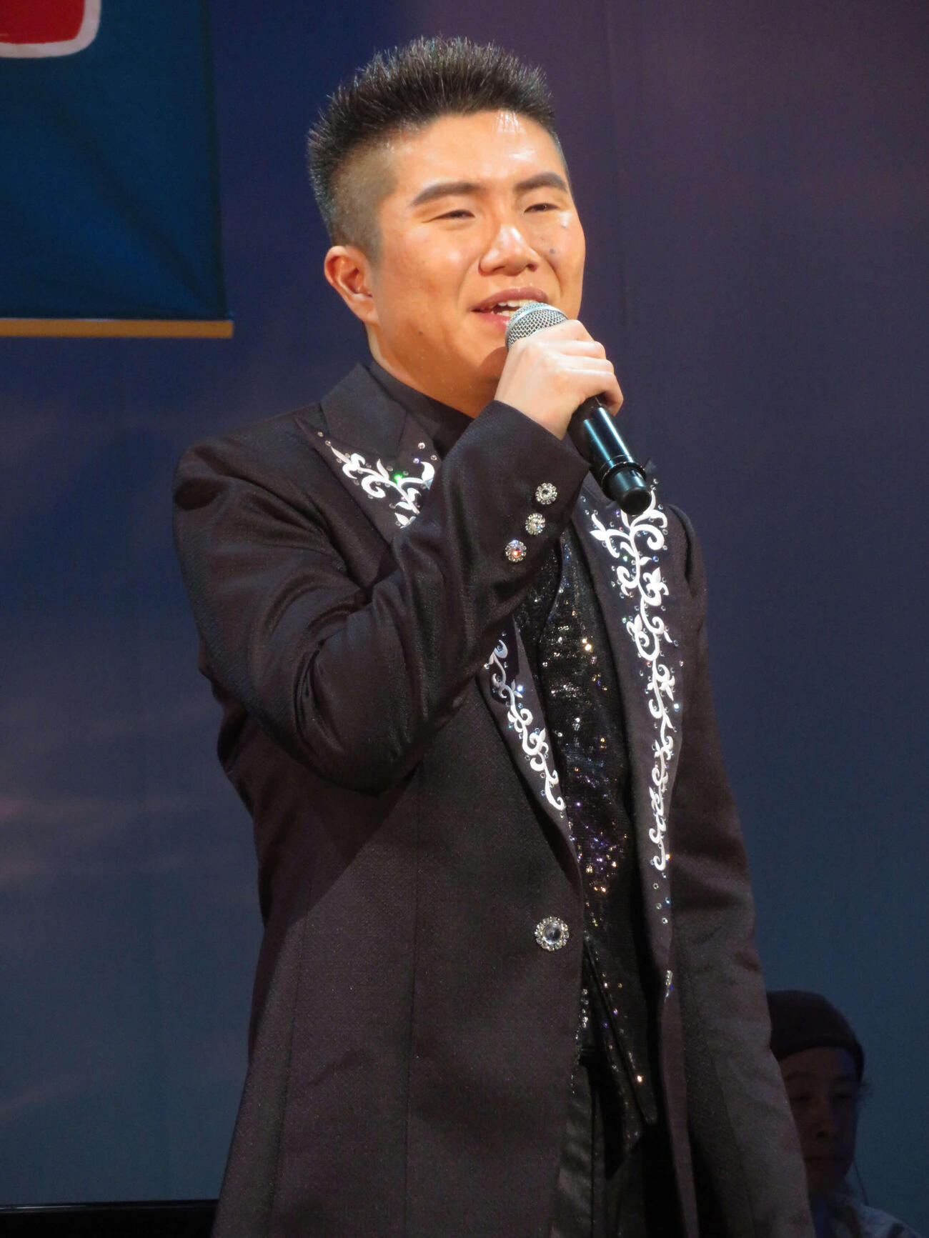 新曲「兄弟波止場」を披露する一条貫太（撮影・川田和博）