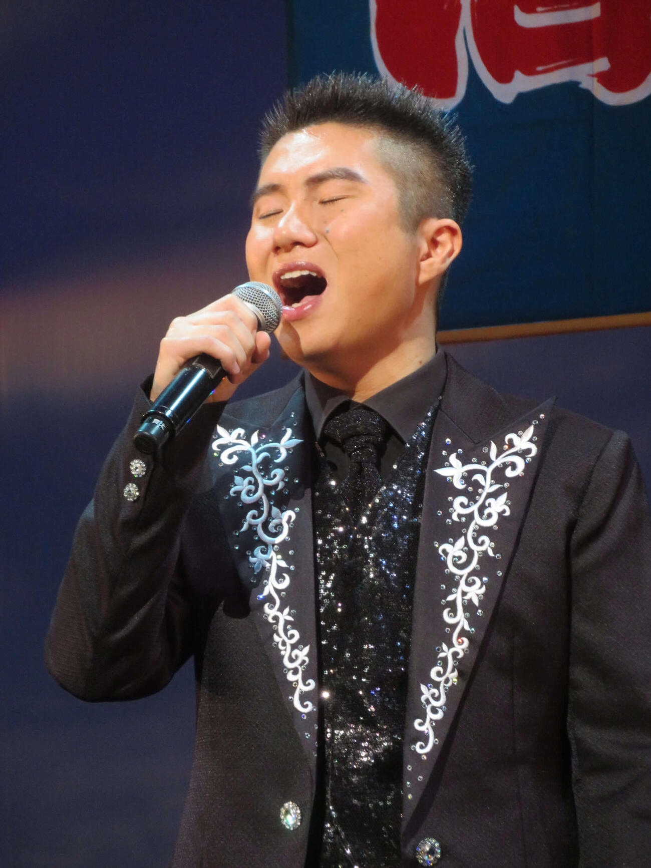 新曲「兄弟波止場」を歌い上げる一条貫太（撮影・川田和博）