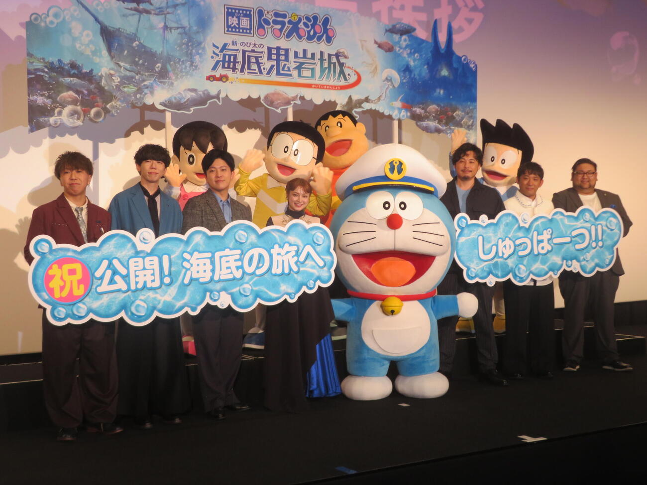 「映画ドラえもん　新・のび太の海底鬼岩島」公開記念舞台あいさつに出席した、前列左から荒井智之、片岡健太、小川貴之、平愛梨、ドラえもん、平子祐希、酒井健太、矢嶋哲生監督、後列左からしずか、のび太、ジャイアン、スネ夫（撮影・川田和博）