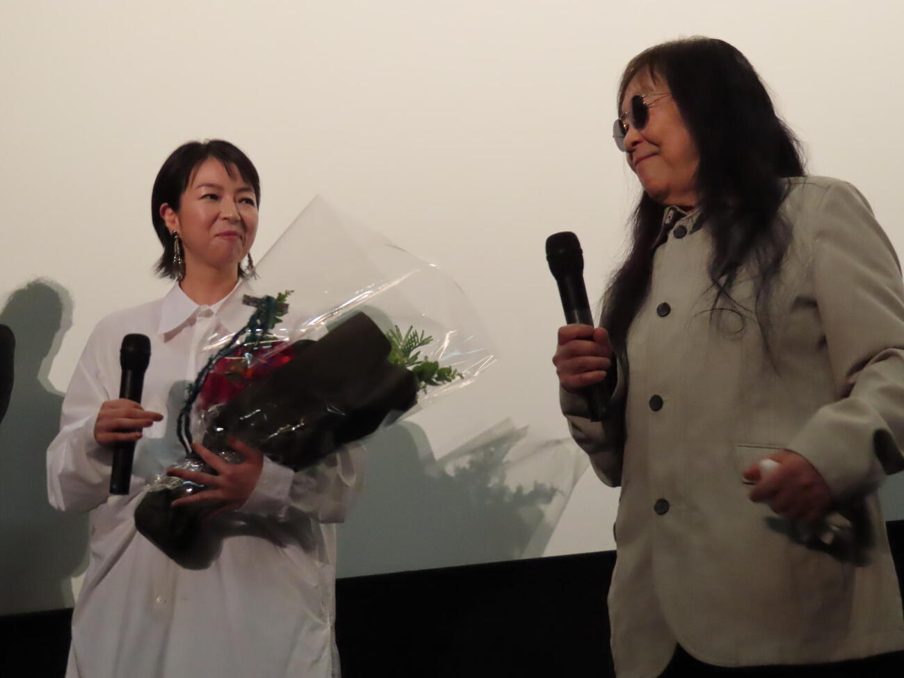 主演映画「金子文子　何が私をこうさせたか」初日舞台あいさつに登壇した菜葉菜（左）と浜野佐知監督
