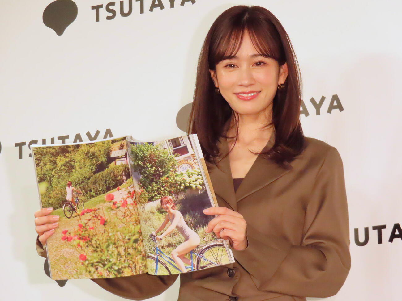 写真集「Beste」の発売記念会見でお気に入りのページを開く前田敦子
