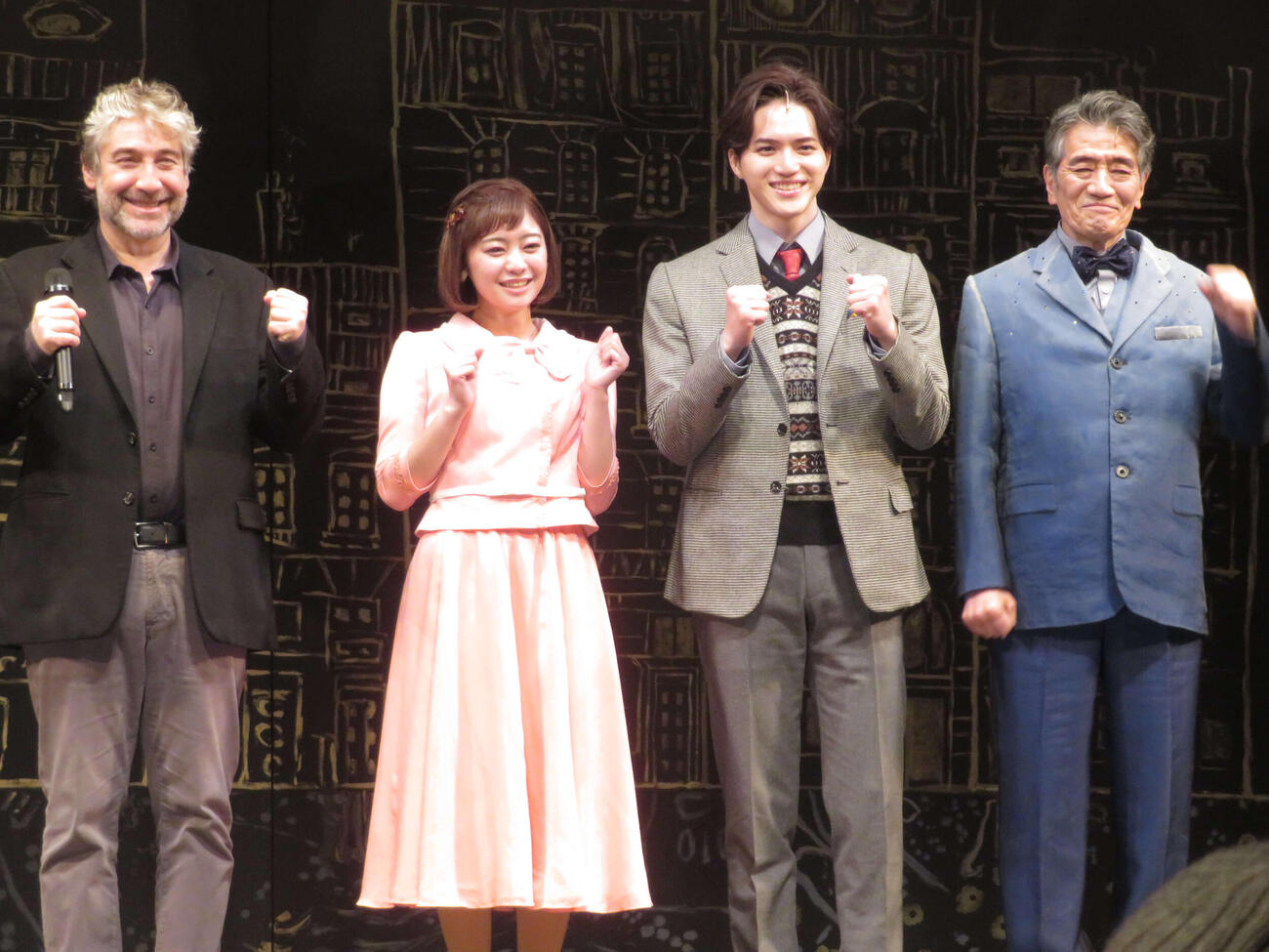 ミュージカル「ロマンティックス・アノニマス」公開ゲネプロ前の囲み取材に出席した（左から）演出のスコット・シュワルツ氏、吉柳咲良、岩﨑大昇、大谷亮介