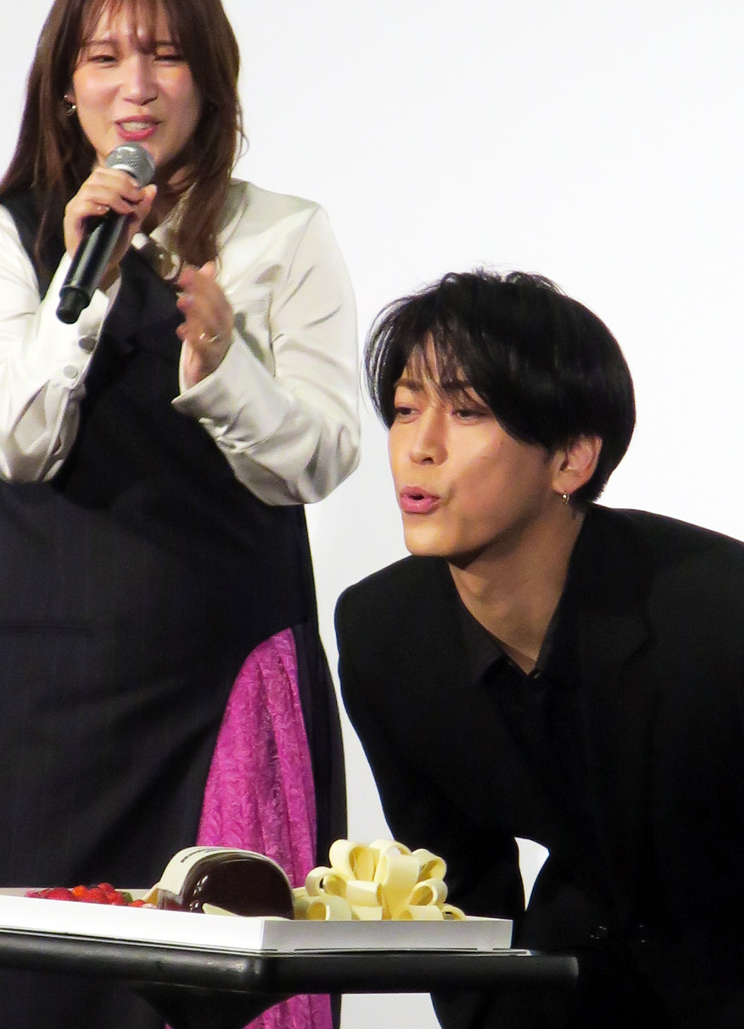 テレビアニメ「神の雫」先行上映会で、バースデーケーキでお祝いされる亀梨和也（右）。左は内田真礼