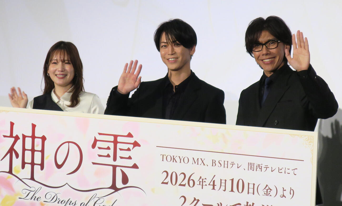 テレビアニメ「神の雫」先行上映会で。左から、内田真礼、亀梨和也、佐藤拓也