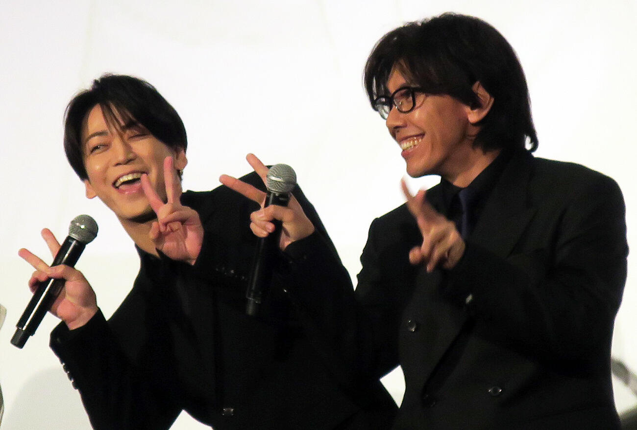 テレビアニメ「神の雫」先行上映会で笑顔を見せる。亀梨和也（左）と佐藤拓也
