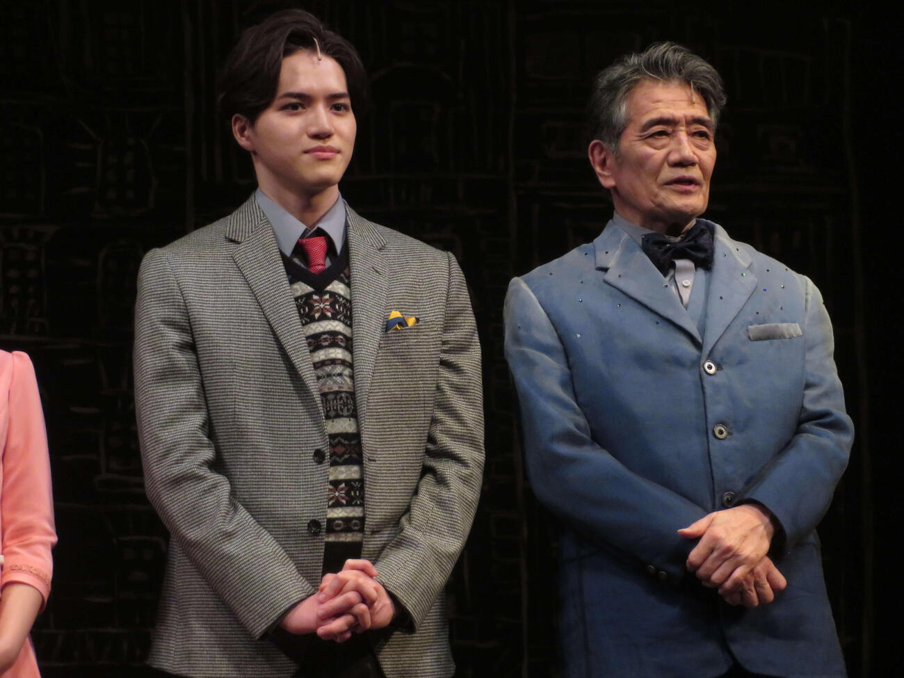 ミュージカル「ロマンティックス・アノニマス」公開ゲネプロ前の囲み取材に出席した（左から）岩﨑大昇と父親役の大谷亮介