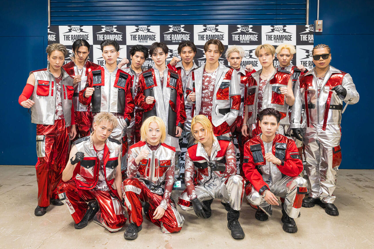 アリーナツアー「（R）MPG」を開催したTHE RAMPAGE。前列左から浦川翔平、山本彰吾、岩谷翔吾、神谷健太、後列左から陣、龍、長谷川慎、後藤拓磨、吉野北人、武知海青、RIKU、与那嶺瑠唯、藤原樹、鈴木昂秀、LIKIYA（木下マリ氏撮影）