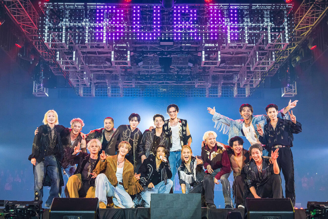 アリーナツアー「（R）MPG」でパフォーマンするTHE RAMPAGE。前列左から与那嶺瑠唯、藤原樹、RIKU、岩谷翔吾、鈴木昂秀、後藤拓磨、陣、後列左から山本彰吾、浦川翔平、LIKIYA、吉野北人、長谷川慎、龍、武知海青、神谷健太（木下マリ氏撮影）