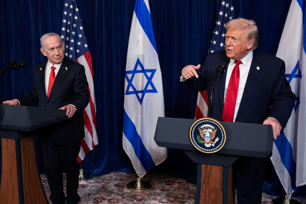 2025年12月、米南部フロリダ州で記者会見するトランプ米大統領（右）とイスラエルのネタニヤフ首相（ロイター＝共同）