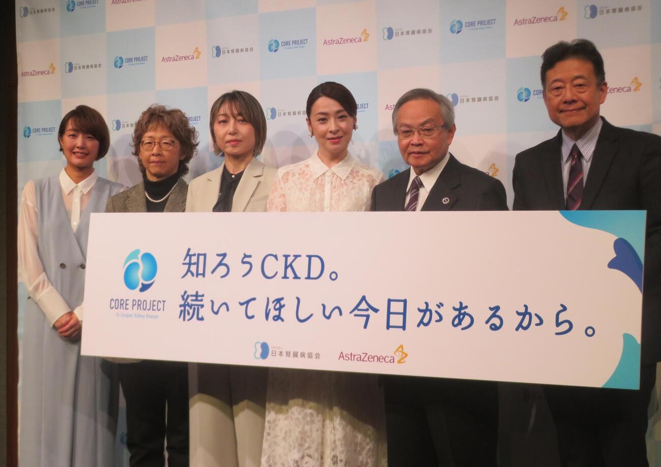 CKD（慢性腎臓病）市民公開講座「知ろうCKD。続いてほしい今日があるから。」に出席した檀れい（中央右）とMC担当中村仁美（左）（撮影・川田和博）