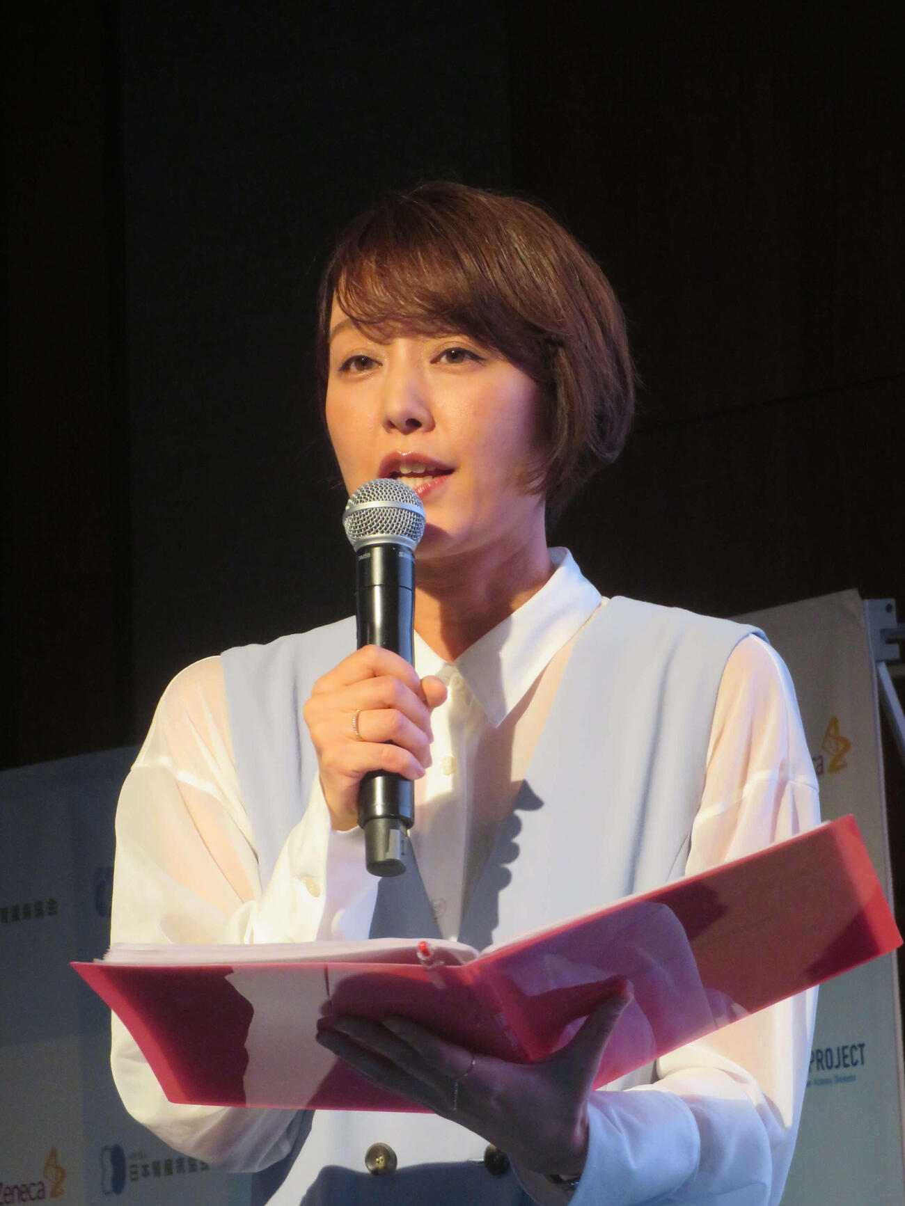 CKD（慢性腎臓病）市民公開講座「知ろうCKD。続いてほしい今日があるから。」でMCを担当した中村仁美（撮影・川田和博）