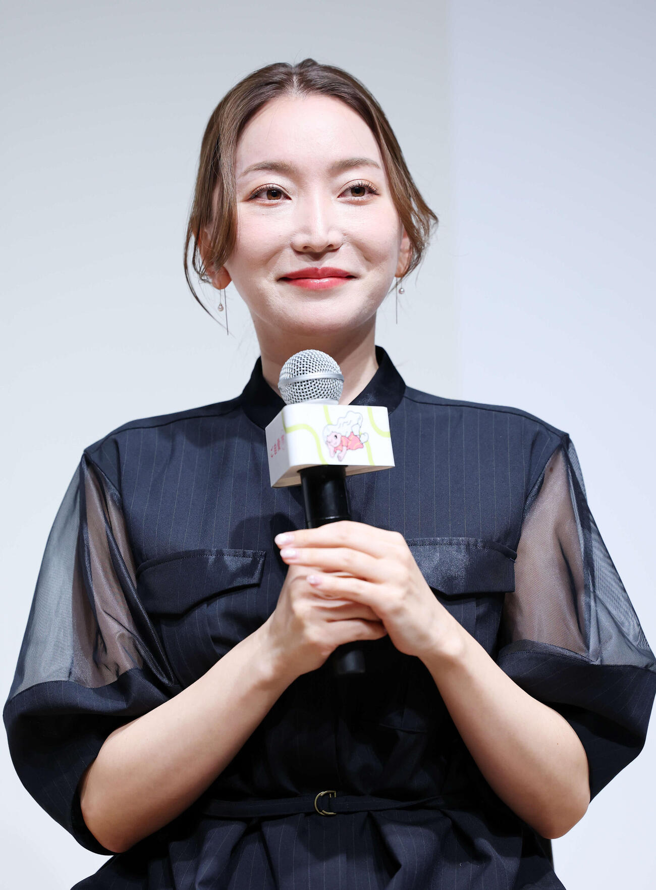 トークイベントに臨む加藤綾菜（撮影・鈴木正人）　