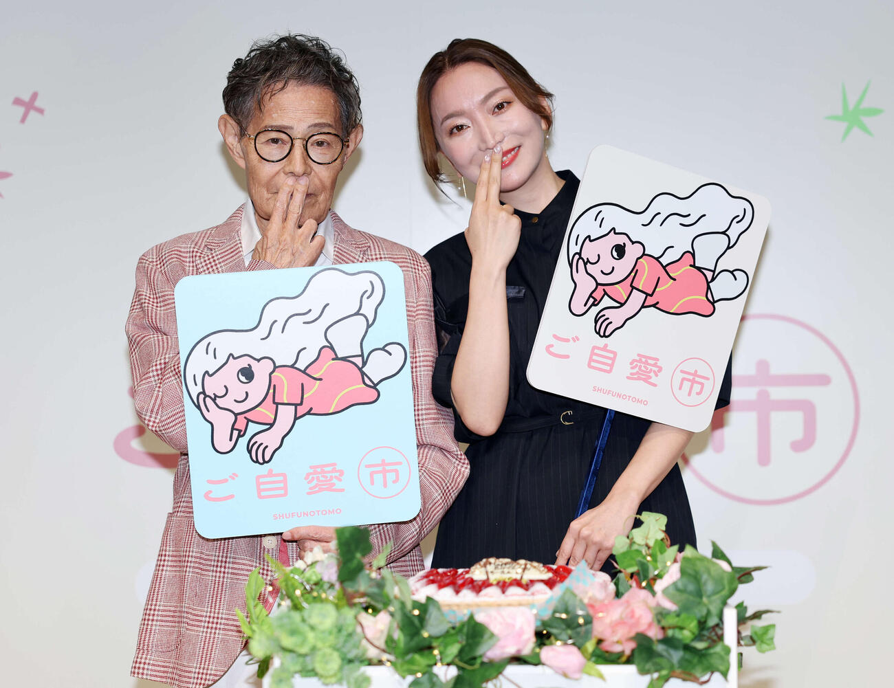 笑顔で写真に納まる加藤茶（左）と綾菜夫妻（撮影・鈴木正人）　