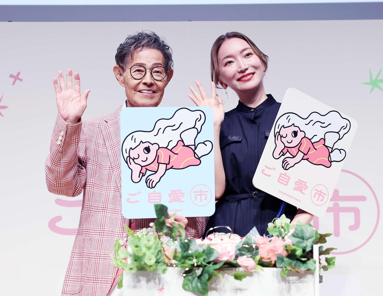 笑顔で写真に納まる加藤茶（左）と綾菜夫妻（撮影・鈴木正人）　