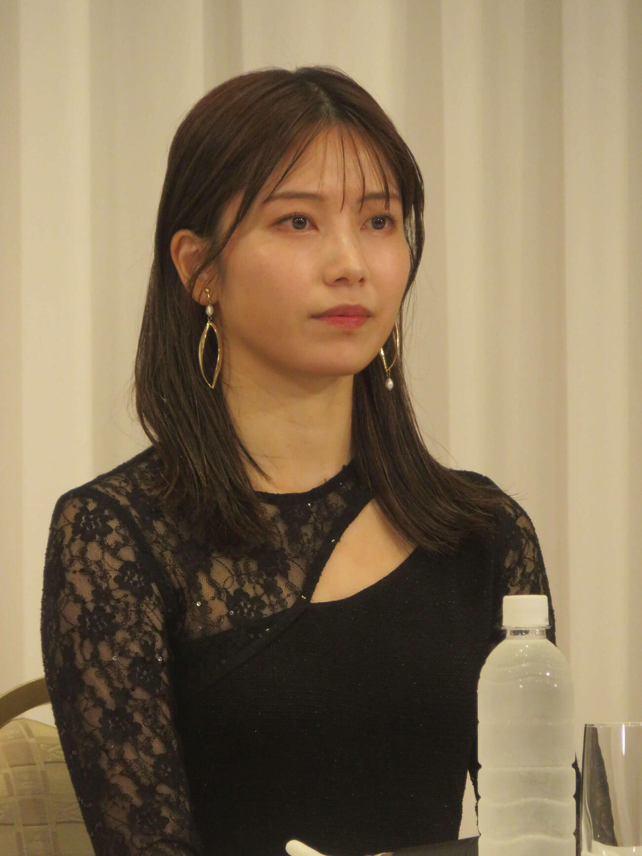 横山由依（2025年10月撮影）