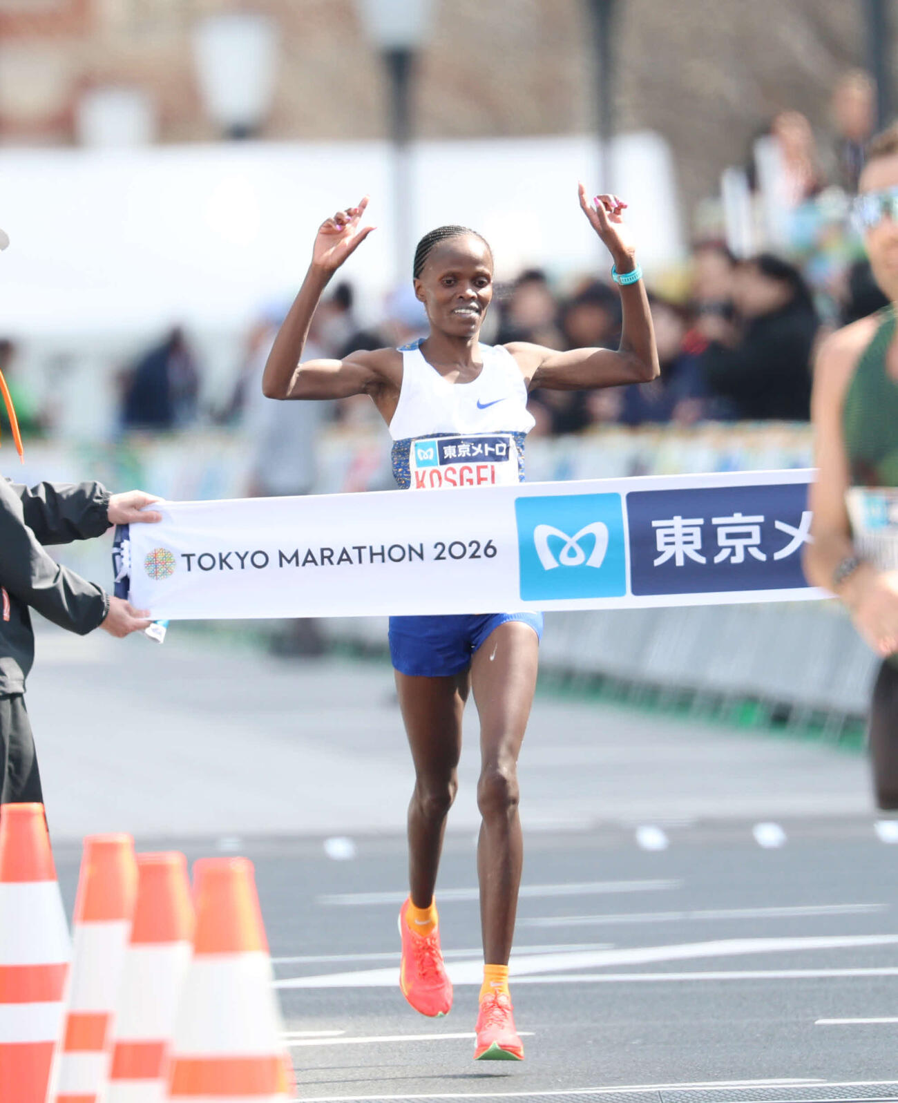 女子マラソン　トップでゴールしたコスゲイ（撮影・増田悦実）
