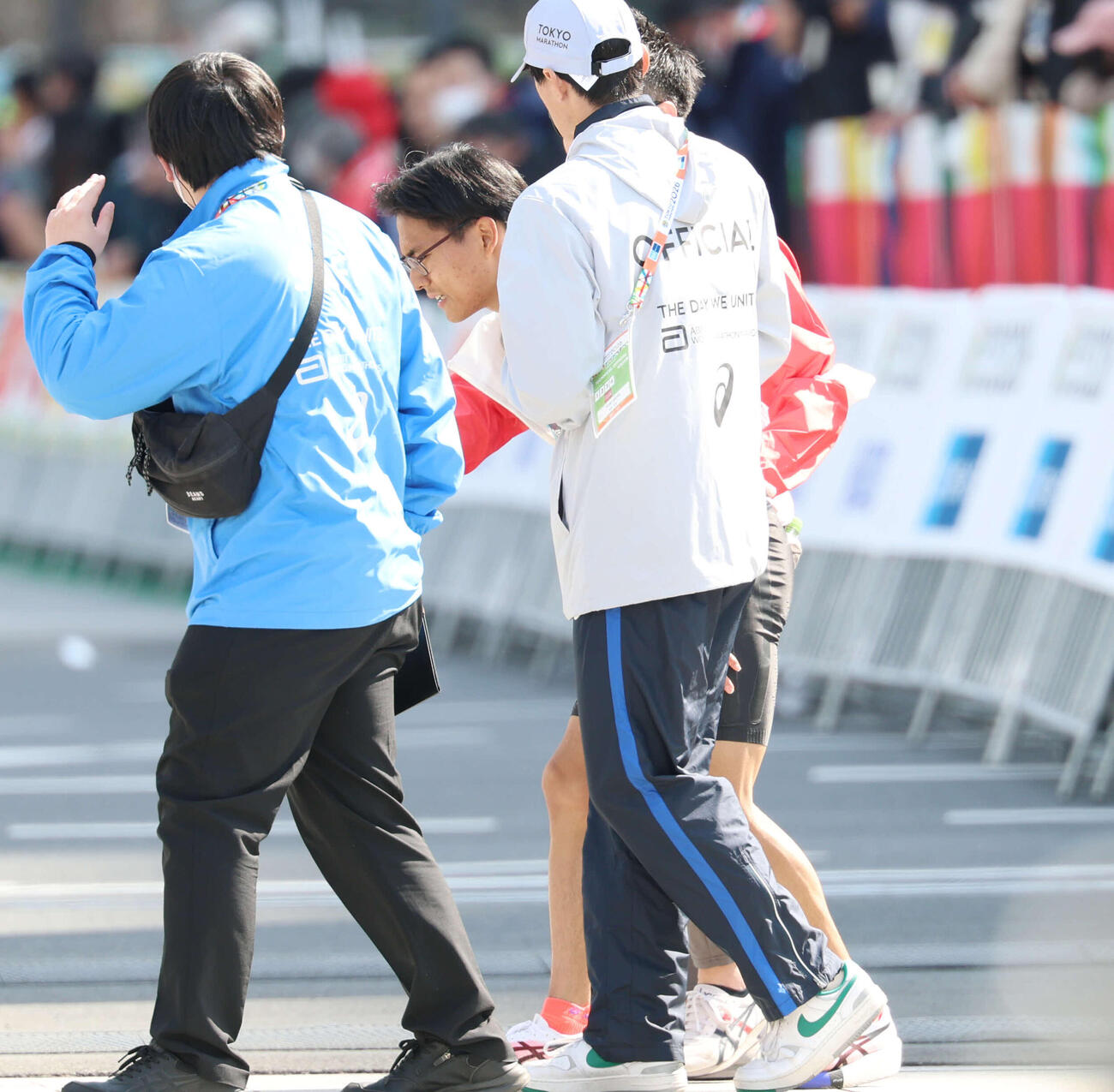 男子マラソン　ゴールしつらそうに引き上げる工藤（中央奥）（撮影・増田悦実）